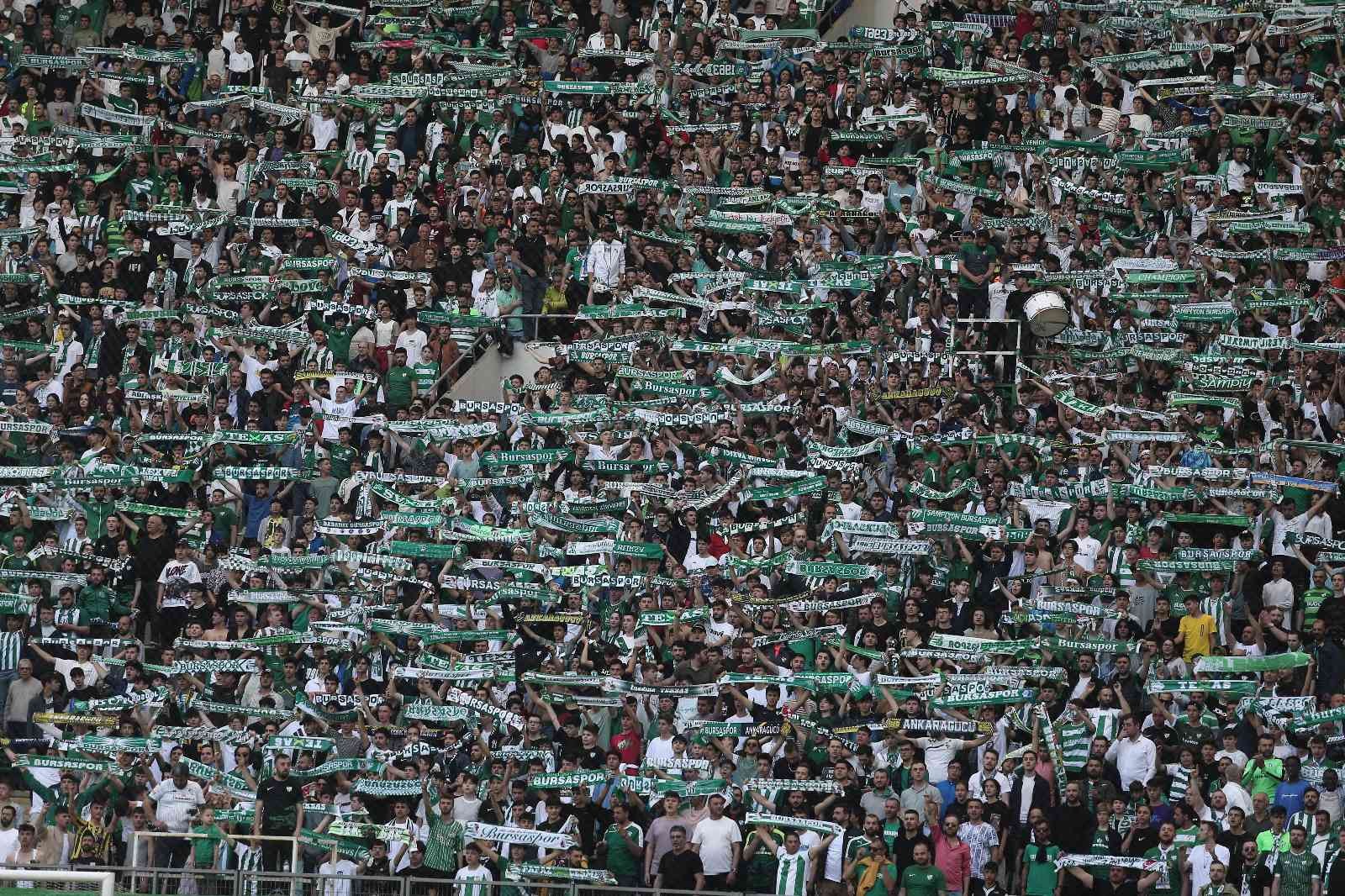 Spor Toto 1. Lig: Bursaspor: 1 - Ümraniyespor: 1 (İlk yarı sonucu) Spor Toto 1. Lig’in 36. haftasında Bursaspor, Ümraniyespor’u konuk ediyor. Maçın ilk yarısı 1-1’lik eşitlikle tamamlandı. Kaynak: İHA