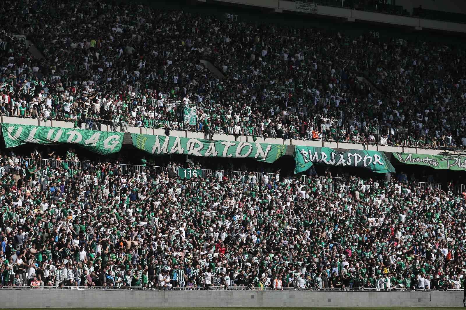 Spor Toto 1. Lig: Bursaspor: 1 - Ümraniyespor: 1 (İlk yarı sonucu) Spor Toto 1. Lig’in 36. haftasında Bursaspor, Ümraniyespor’u konuk ediyor. Maçın ilk yarısı 1-1’lik eşitlikle tamamlandı. Kaynak: İHA