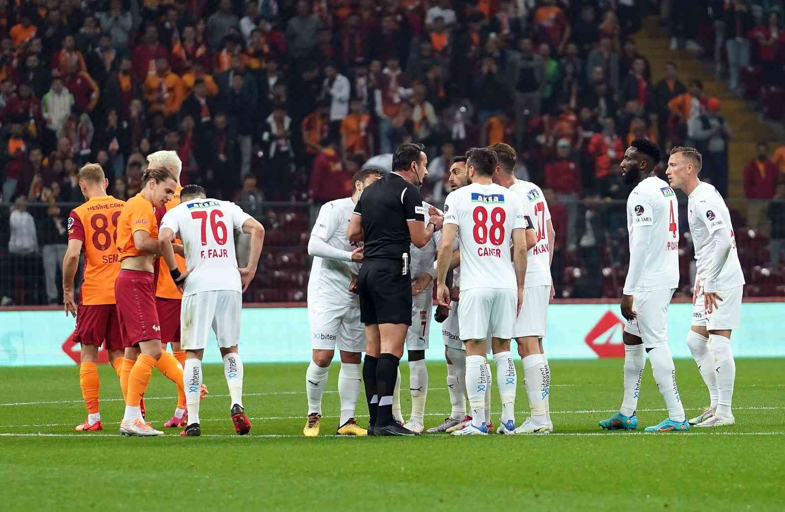 Spor Toto Süper Lig: Galatasaray: 1 - Sivasspor: 0 (Maç devam ediyor) Spor Toto Süper Lig’in 35. haftasında Galatasaray, Sivasspor’u konuk ediyor. Mücadelenin 15 dakikası sarı-kırmızılı ekibin 1-0 üstünlüğü ile ...
