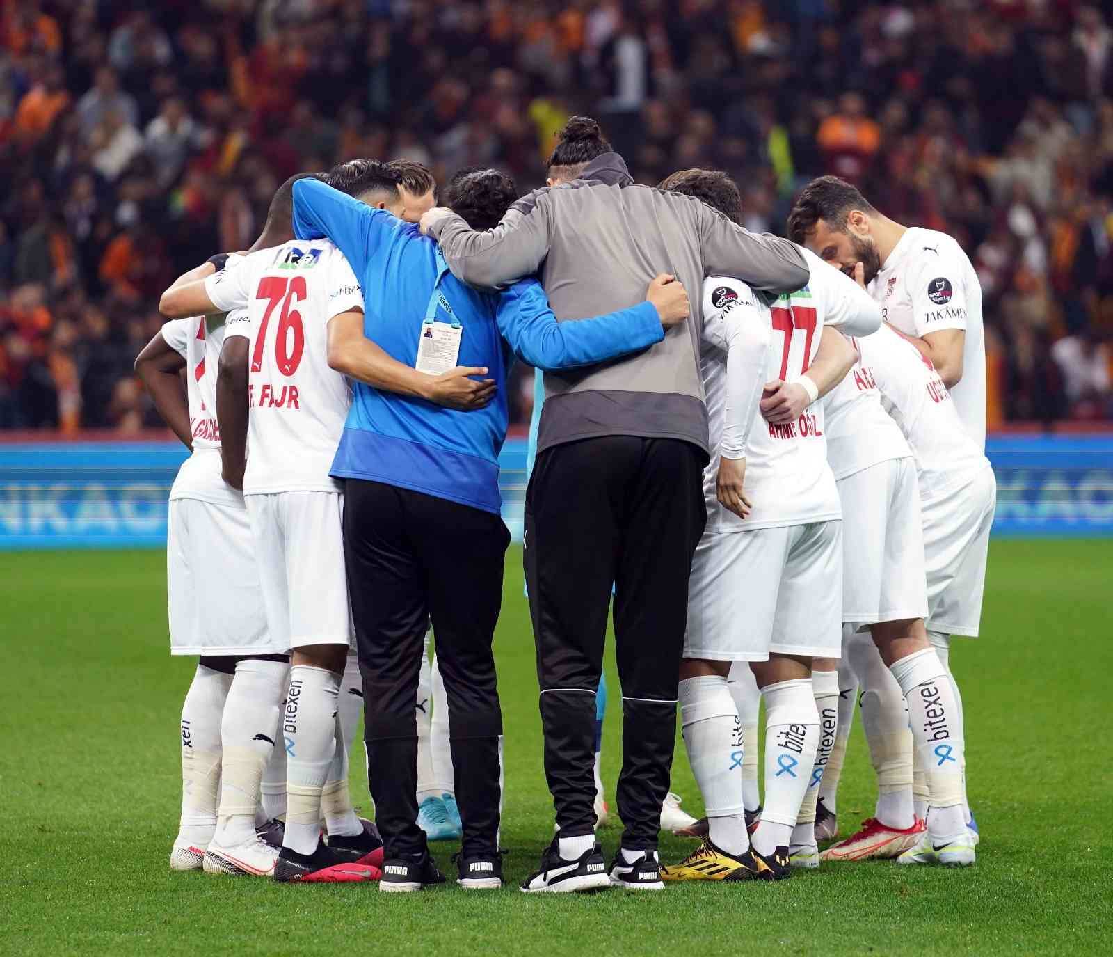 Spor Toto Süper Lig: Galatasaray: 1 - Sivasspor: 0 (Maç devam ediyor) Spor Toto Süper Lig’in 35. haftasında Galatasaray, Sivasspor’u konuk ediyor. Mücadelenin 15 dakikası sarı-kırmızılı ekibin 1-0 üstünlüğü ile ...