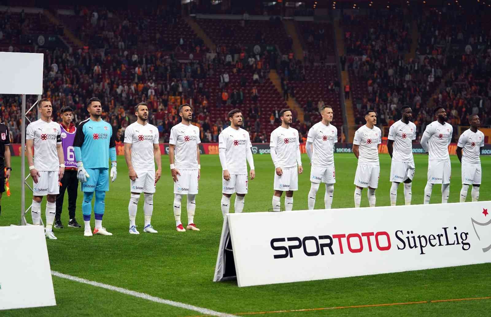 Spor Toto Süper Lig: Galatasaray: 1 - Sivasspor: 0 (Maç devam ediyor) Spor Toto Süper Lig’in 35. haftasında Galatasaray, Sivasspor’u konuk ediyor. Mücadelenin 15 dakikası sarı-kırmızılı ekibin 1-0 üstünlüğü ile ...