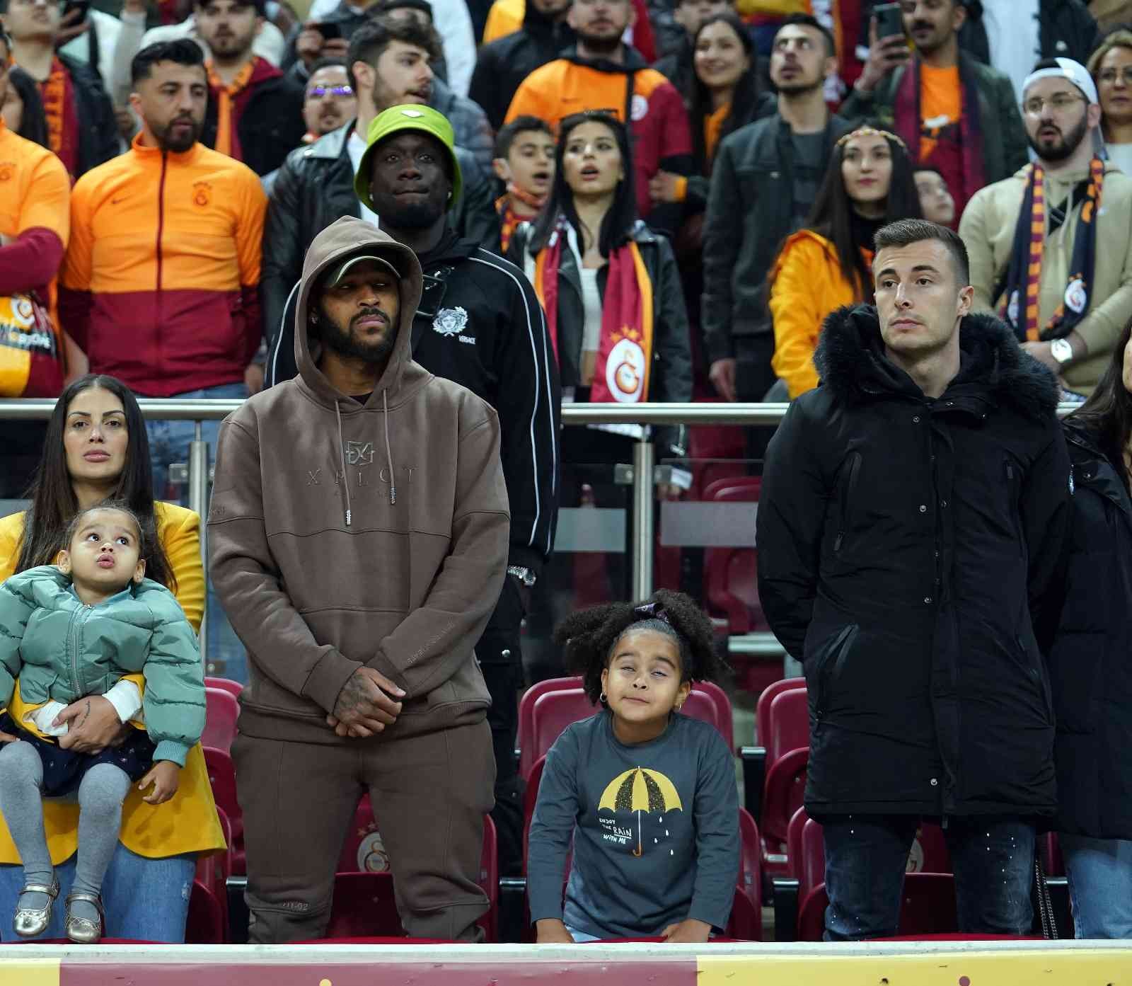 Spor Toto Süper Lig: Galatasaray: 1 - Sivasspor: 0 (Maç devam ediyor) Spor Toto Süper Lig’in 35. haftasında Galatasaray, Sivasspor’u konuk ediyor. Mücadelenin 15 dakikası sarı-kırmızılı ekibin 1-0 üstünlüğü ile ...