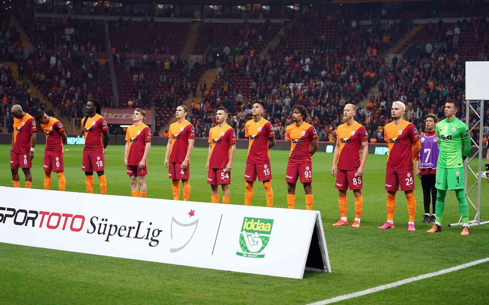 Spor Toto Süper Lig: Galatasaray: 1 - Sivasspor: 0 (Maç devam ediyor) Spor Toto Süper Lig’in 35. haftasında Galatasaray, Sivasspor’u konuk ediyor. Mücadelenin 15 dakikası sarı-kırmızılı ekibin 1-0 üstünlüğü ile ...