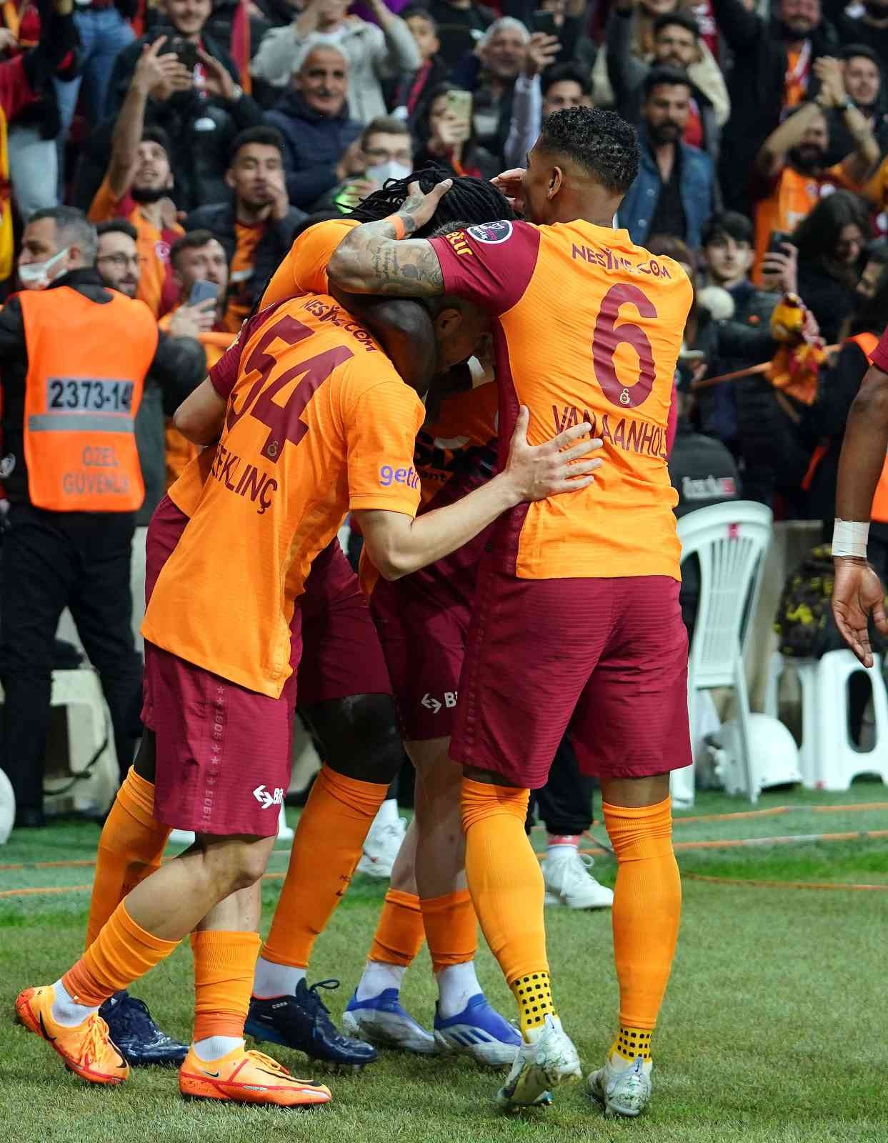 Spor Toto Süper Lig: Galatasaray: 1 - Sivasspor: 0 (Maç devam ediyor) Spor Toto Süper Lig’in 35. haftasında Galatasaray, Sivasspor’u konuk ediyor. Mücadelenin 15 dakikası sarı-kırmızılı ekibin 1-0 üstünlüğü ile ...