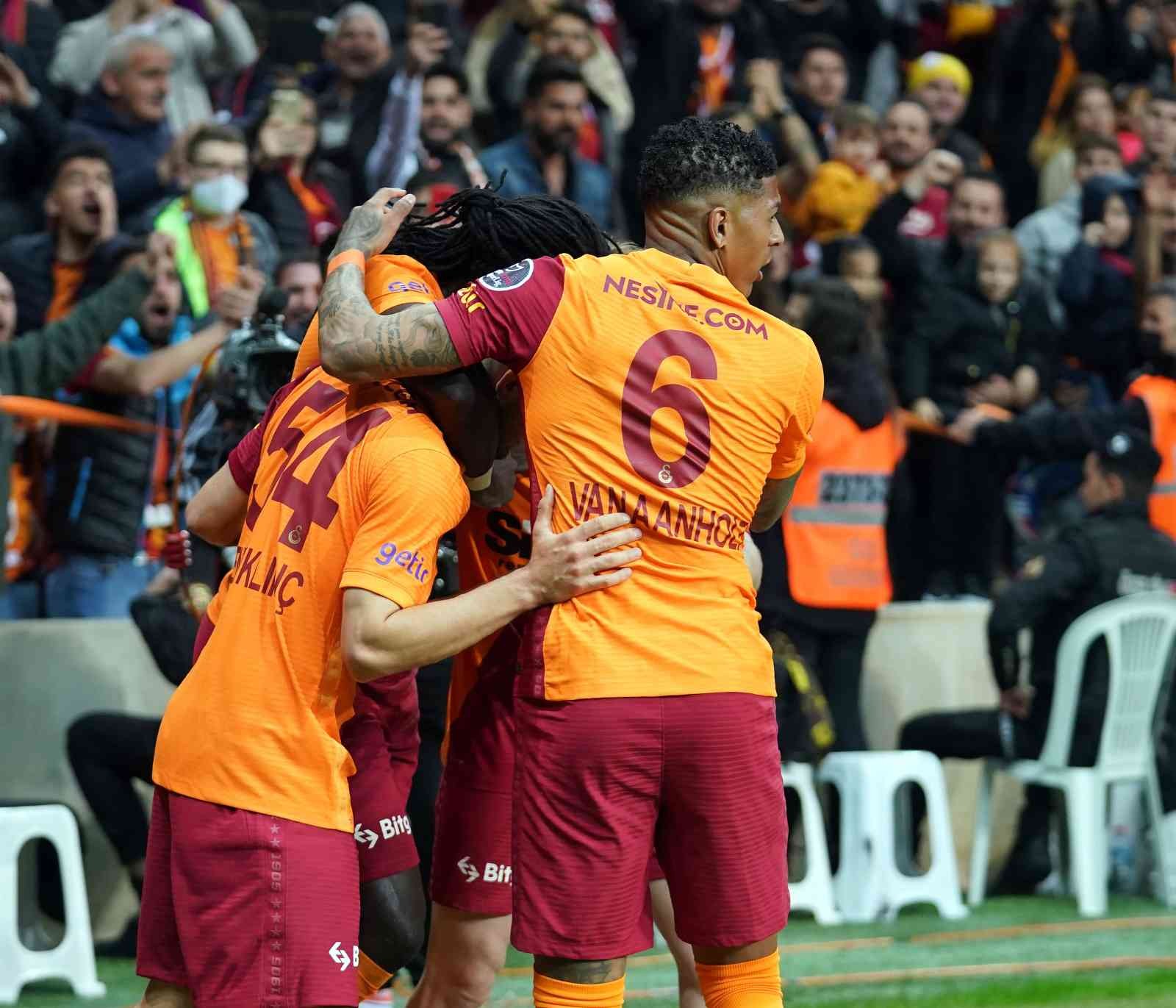 Spor Toto Süper Lig: Galatasaray: 1 - Sivasspor: 0 (Maç devam ediyor) Spor Toto Süper Lig’in 35. haftasında Galatasaray, Sivasspor’u konuk ediyor. Mücadelenin 15 dakikası sarı-kırmızılı ekibin 1-0 üstünlüğü ile ...