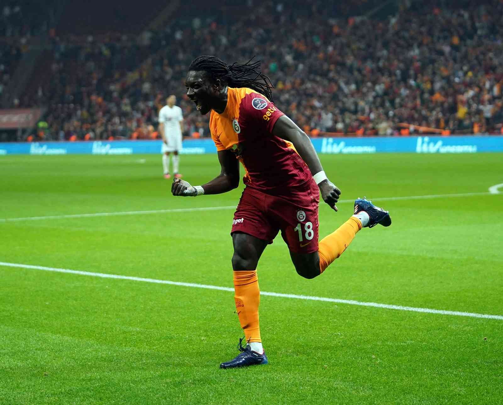 Spor Toto Süper Lig: Galatasaray: 1 - Sivasspor: 0 (Maç devam ediyor) Spor Toto Süper Lig’in 35. haftasında Galatasaray, Sivasspor’u konuk ediyor. Mücadelenin 15 dakikası sarı-kırmızılı ekibin 1-0 üstünlüğü ile ...