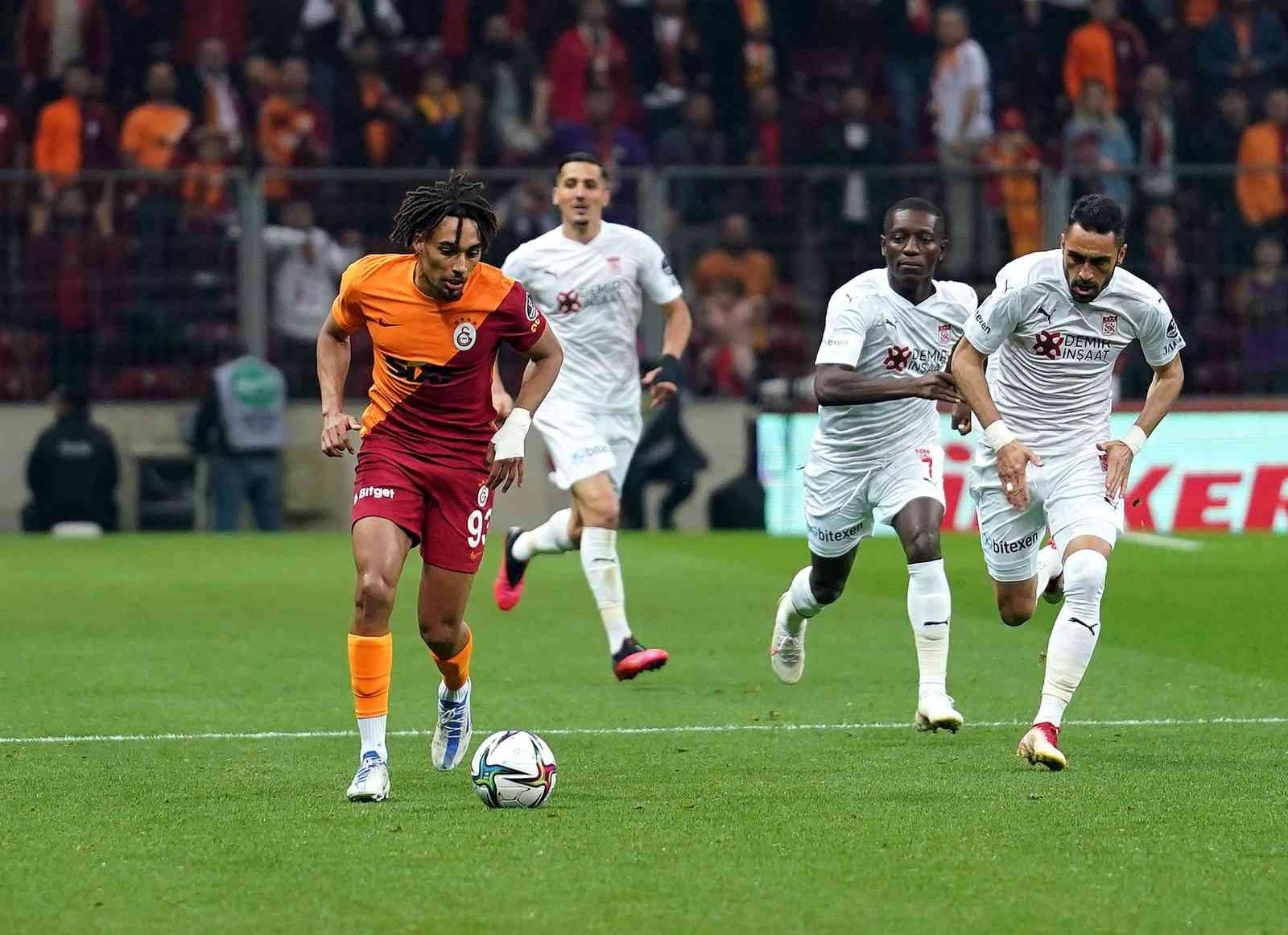 Spor Toto Süper Lig: Galatasaray: 1 - Sivasspor: 0 (Maç devam ediyor) Spor Toto Süper Lig’in 35. haftasında Galatasaray, Sivasspor’u konuk ediyor. Mücadelenin 15 dakikası sarı-kırmızılı ekibin 1-0 üstünlüğü ile ...
