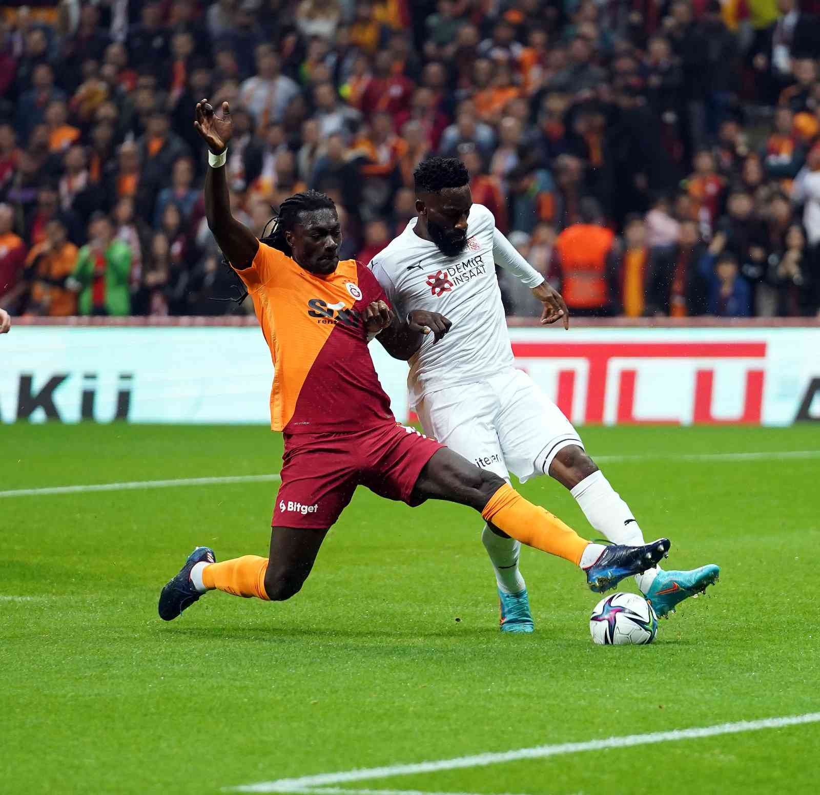 Spor Toto Süper Lig: Galatasaray: 1 - Sivasspor: 0 (Maç devam ediyor) Spor Toto Süper Lig’in 35. haftasında Galatasaray, Sivasspor’u konuk ediyor. Mücadelenin 15 dakikası sarı-kırmızılı ekibin 1-0 üstünlüğü ile ...