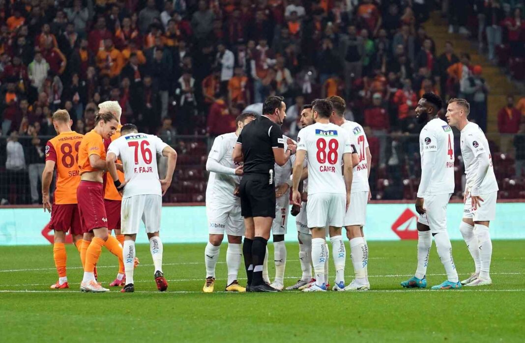 spor-toto-super-lig-galatasaray-1-sivasspor-0-mac-devam-ediyor-TbMR1FkI.jpg