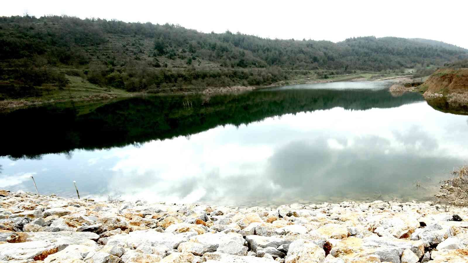 Kaynaklardan yeterli miktarda beslenemeyen Bursa Yenişehir Fethiye göletinden su çekilerek sulu tarım yapılması yasaklandı. Bu sezon kuraklıkla ...