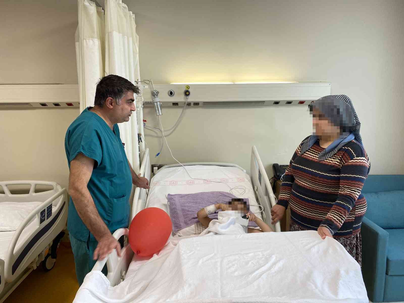 Kahramanmaraş’ta 4 yaşındayken sünnet sırasında cinsel organı kesilen çocuk tedavi için İstanbul’a nakledildi. Tedaviye ilişkin konuşan Doç. Dr ...