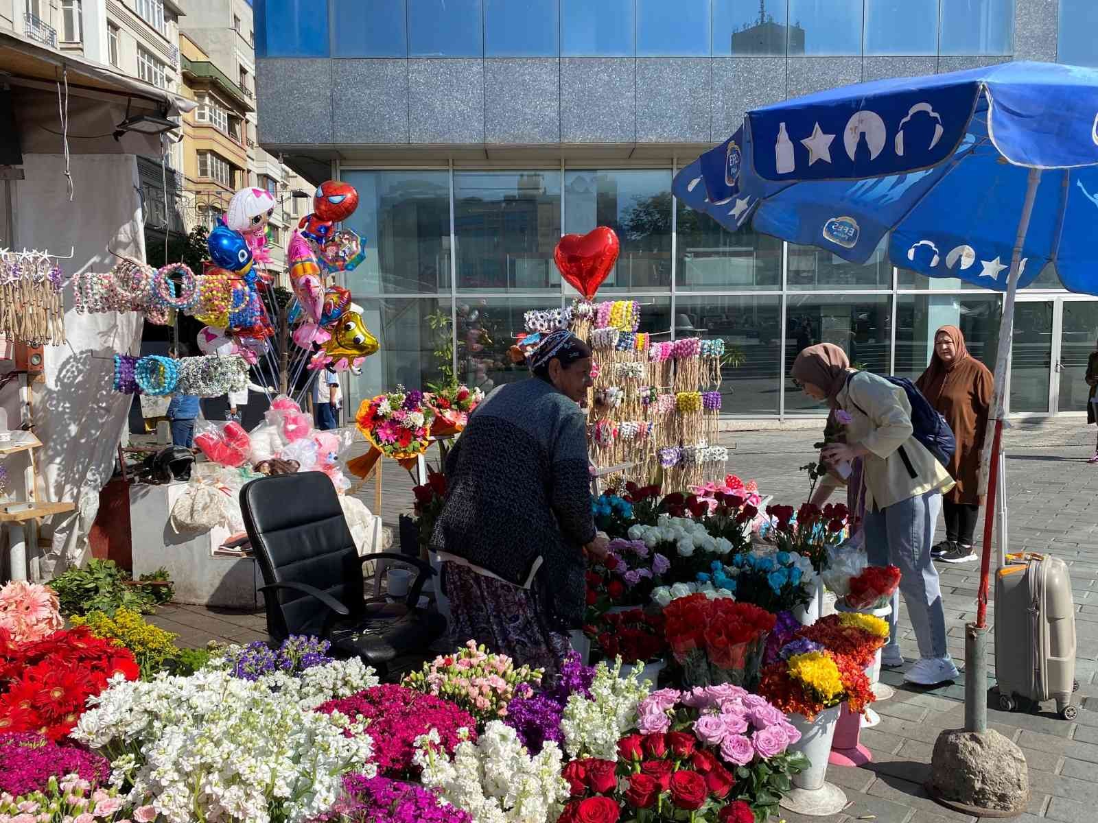 Taksim’de çiçekçilerde "Anneler Günü" heyecanı Taksim Meydanı’nda bulunan çiçekçilerde Anneler Günü heyecanı sabahın erken saatlerinde başladı. Anneler Günü için hazırlıklarını ...