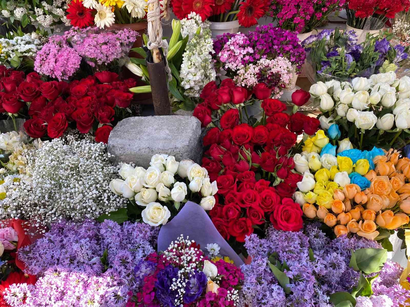 Taksim’de çiçekçilerde "Anneler Günü" heyecanı Taksim Meydanı’nda bulunan çiçekçilerde Anneler Günü heyecanı sabahın erken saatlerinde başladı. Anneler Günü için hazırlıklarını ...