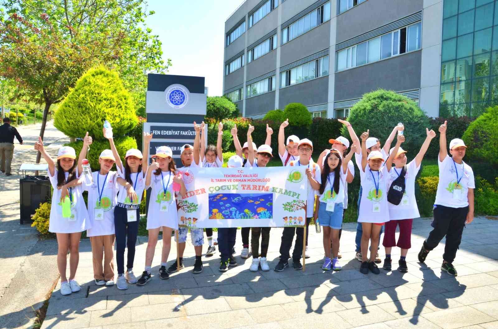 Tekirdağ İl Tarım ve Orman Müdürlüğü tarafından yürütülen ‘Lider Çocuk Tarım Kampı’, öğrencileri tarım ve hayvancılık konularında bilgilendiriyor ...