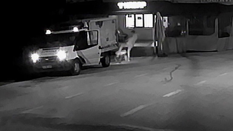 Edirne’nin Keşan ilçesinde bir iş yerine gelen şahıs, tartışma sonucu iş yeri sahibine piknik tüpüyle saldırdı. Başından darbe alan mağdurun ...