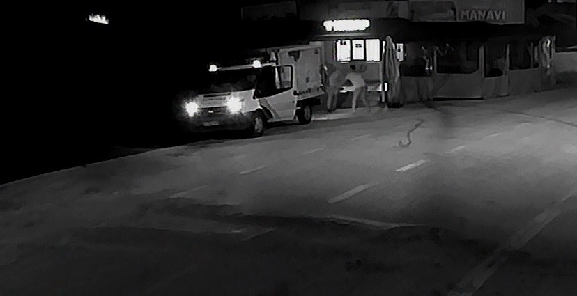 Edirne’nin Keşan ilçesinde bir iş yerine gelen şahıs, tartışma sonucu iş yeri sahibine piknik tüpüyle saldırdı. Başından darbe alan mağdurun ...