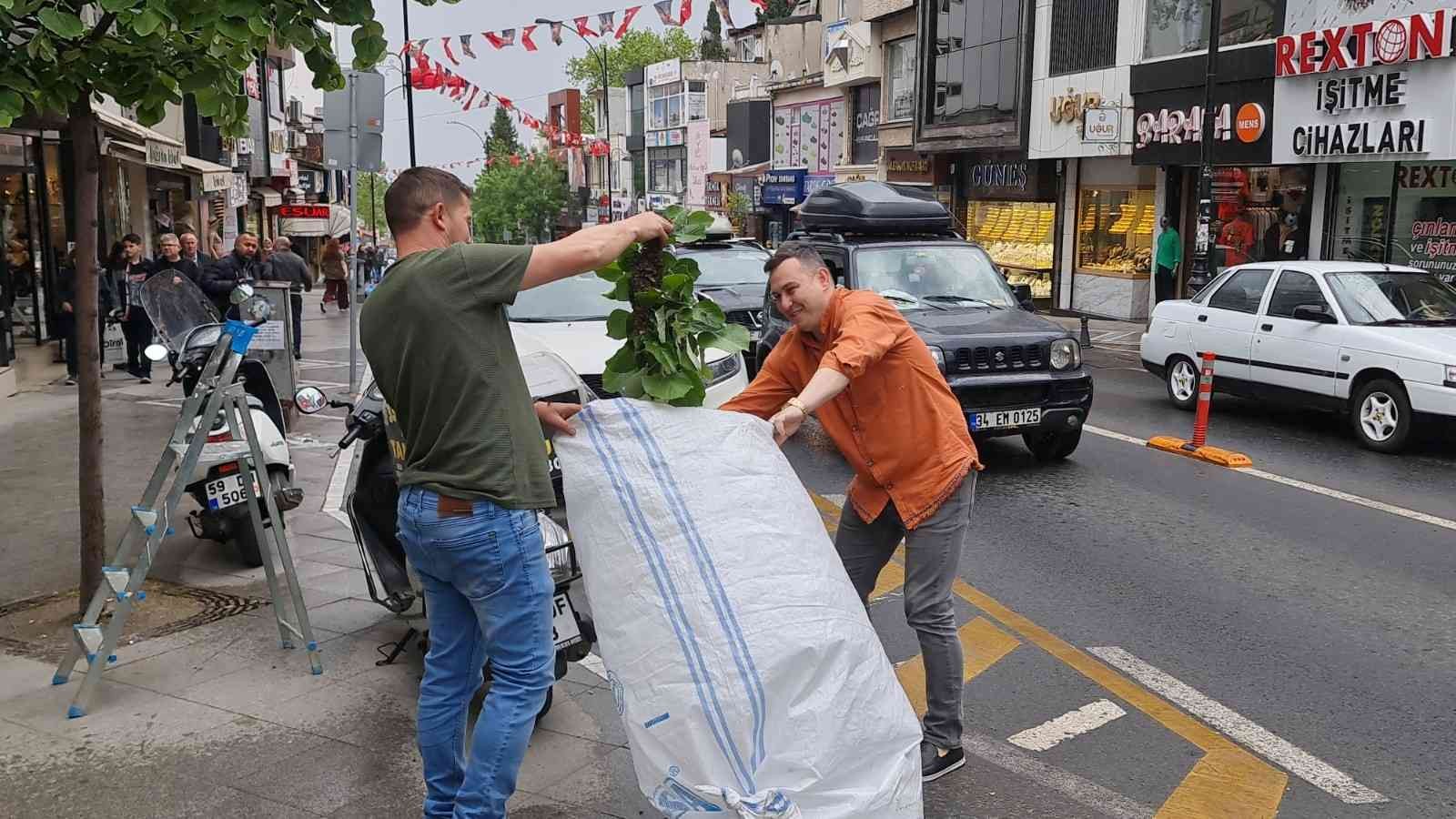 Tekirdağ’ın Süleymanpaşa ilçesinde bir ağaca toplandıktan sonra sokağa yayılan arılar, vatandaşlara zor anlar yaşattı. Tekirdağ’ın Süleymanpaşa ...