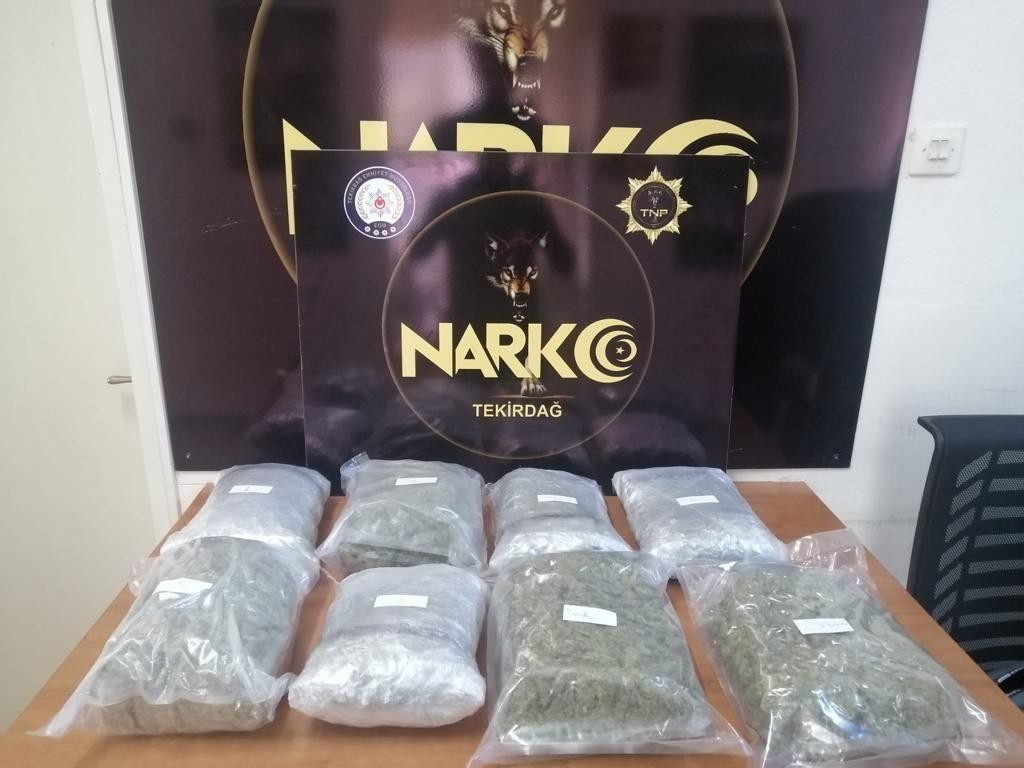 Tekirdağ emniyeti uyuşturucuya savaş açtı: 29 kişi tutuklandı Tekirdağ il genelinde uyuşturucuya yönelik düzenlenen operasyonlarda yaklaşık 10 kilogram uyuşturucu madde, binlerce hap ve silahlar ele ...