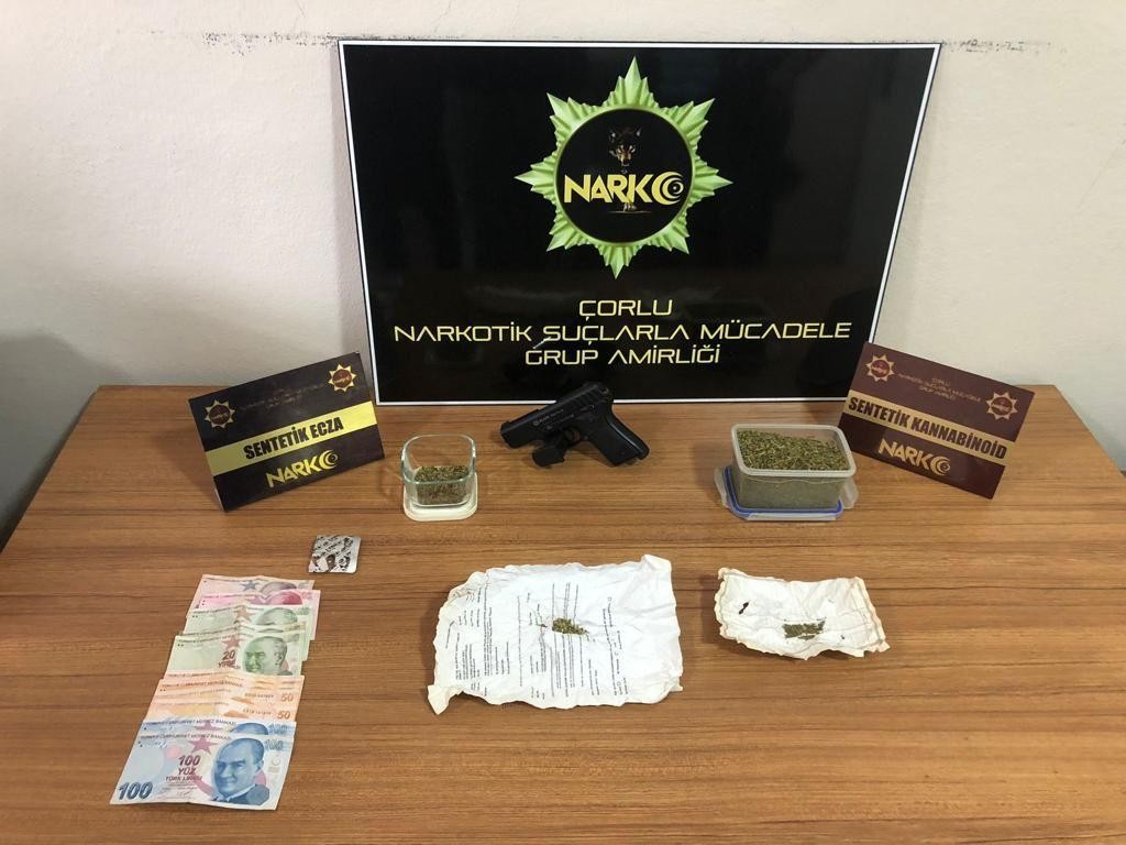 Tekirdağ emniyeti uyuşturucuya savaş açtı: 29 kişi tutuklandı Tekirdağ il genelinde uyuşturucuya yönelik düzenlenen operasyonlarda yaklaşık 10 kilogram uyuşturucu madde, binlerce hap ve silahlar ele ...