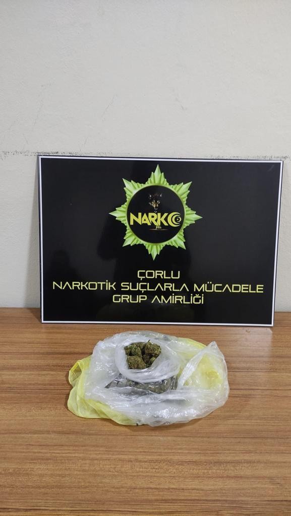 Tekirdağ emniyeti uyuşturucuya savaş açtı: 29 kişi tutuklandı Tekirdağ il genelinde uyuşturucuya yönelik düzenlenen operasyonlarda yaklaşık 10 kilogram uyuşturucu madde, binlerce hap ve silahlar ele ...