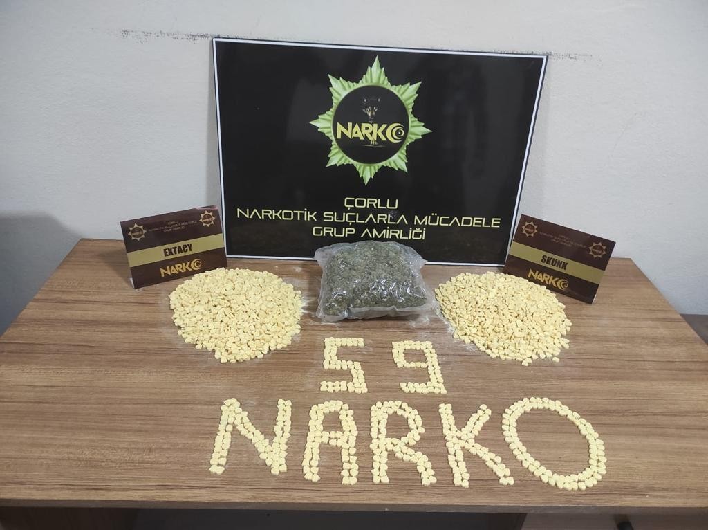 Tekirdağ emniyeti uyuşturucuya savaş açtı: 29 kişi tutuklandı Tekirdağ il genelinde uyuşturucuya yönelik düzenlenen operasyonlarda yaklaşık 10 kilogram uyuşturucu madde, binlerce hap ve silahlar ele ...