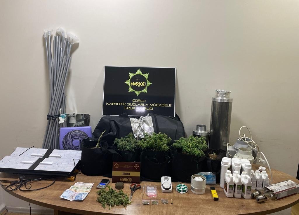 Tekirdağ emniyeti uyuşturucuya savaş açtı: 29 kişi tutuklandı Tekirdağ il genelinde uyuşturucuya yönelik düzenlenen operasyonlarda yaklaşık 10 kilogram uyuşturucu madde, binlerce hap ve silahlar ele ...