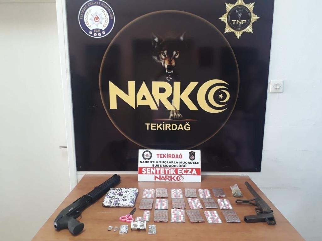 Tekirdağ emniyeti uyuşturucuya savaş açtı: 29 kişi tutuklandı Tekirdağ il genelinde uyuşturucuya yönelik düzenlenen operasyonlarda yaklaşık 10 kilogram uyuşturucu madde, binlerce hap ve silahlar ele ...