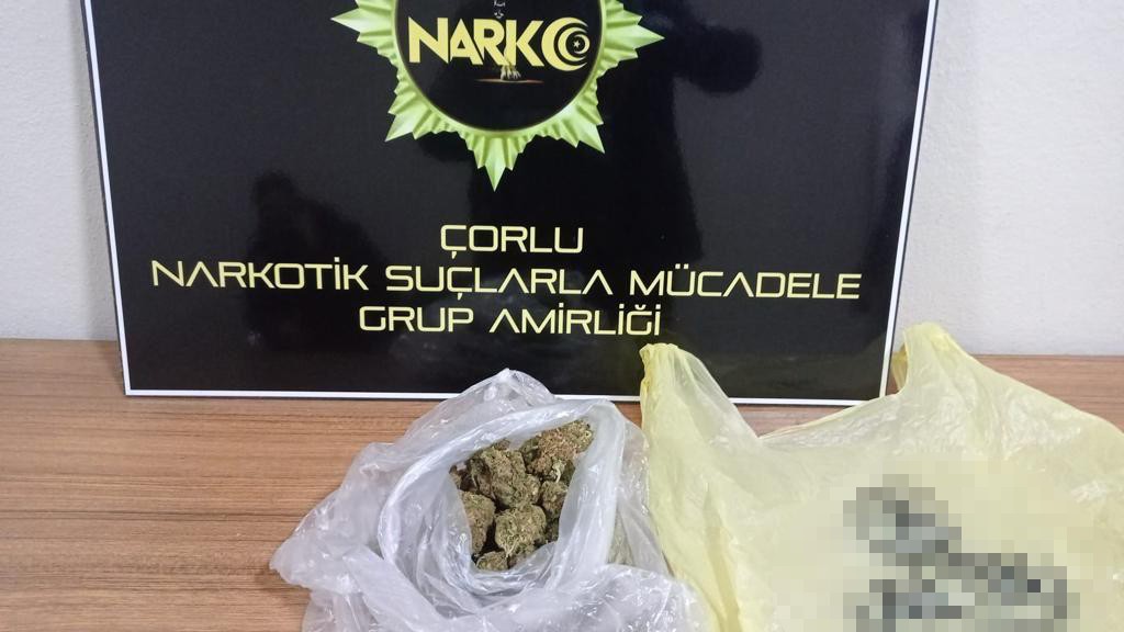 Tekirdağ emniyeti uyuşturucuya savaş açtı: 29 kişi tutuklandı Tekirdağ il genelinde uyuşturucuya yönelik düzenlenen operasyonlarda yaklaşık 10 kilogram uyuşturucu madde, binlerce hap ve silahlar ele ...