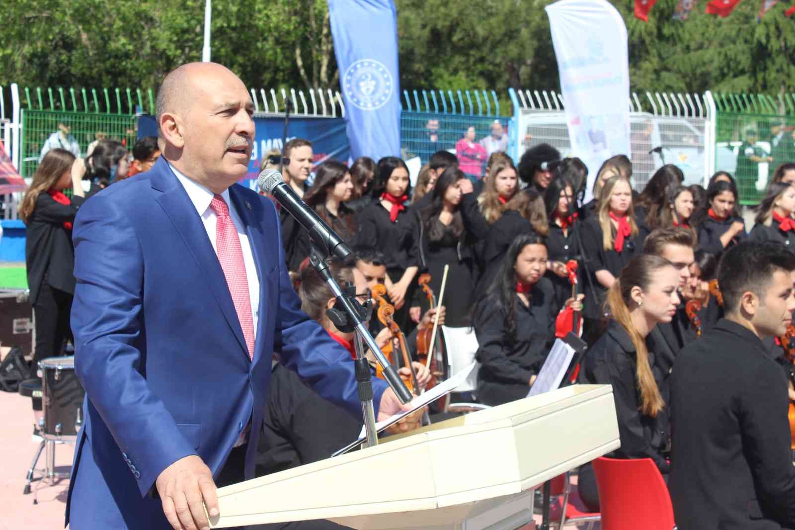 Tekirdağ’da 19 Mayıs coşkusu 19 Mayıs Atatürk’ü Anma, Gençlik ve Spor Bayramı Tekirdağ’da coşkuyla kutlandı. 19 Mayıs Atatürk’ü Anma, Gençlik ve Spor Bayramı kutlamaları ...