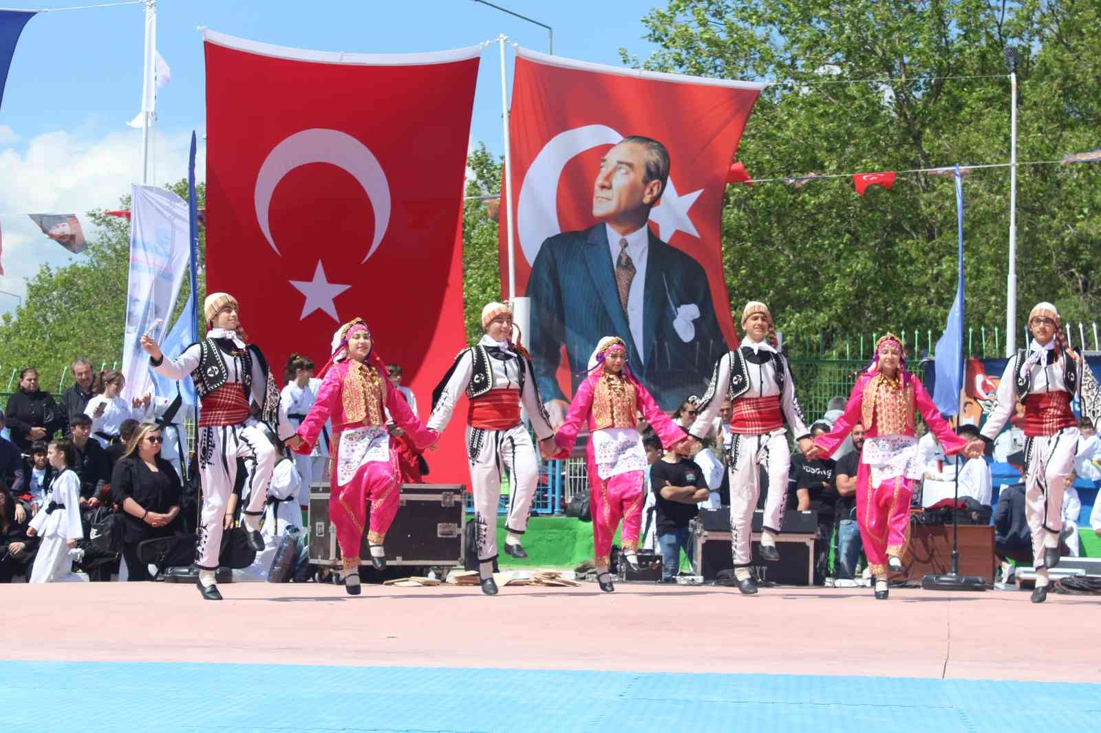 Tekirdağ’da 19 Mayıs coşkusu 19 Mayıs Atatürk’ü Anma, Gençlik ve Spor Bayramı Tekirdağ’da coşkuyla kutlandı. 19 Mayıs Atatürk’ü Anma, Gençlik ve Spor Bayramı kutlamaları ...