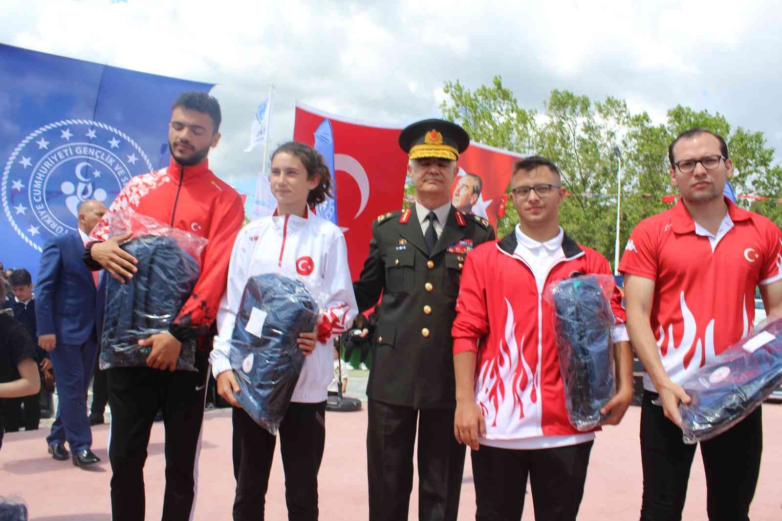 Tekirdağ’da 19 Mayıs coşkusu 19 Mayıs Atatürk’ü Anma, Gençlik ve Spor Bayramı Tekirdağ’da coşkuyla kutlandı. 19 Mayıs Atatürk’ü Anma, Gençlik ve Spor Bayramı kutlamaları ...