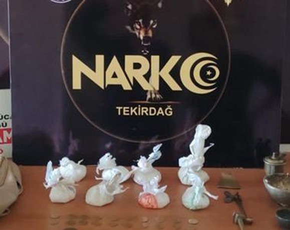 Tekirdağ’da 3 uyuşturucu şüphelisi tutuklandı Tekirdağ’ın Süleymanpaşa ilçesinde uyuşturucu operasyonunda yakalanan 5 şüpheliden 3’ü tutuklanarak cezaevine gönderildi. Tekirdağ İl Emniyet ...