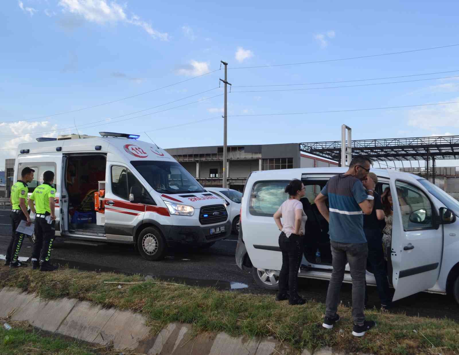 Tekirdağ’ın Ergene ilçesinde trafiğin yavaşladığı noktada, 4 aracın karıştığı zincirleme trafik kazasında 2 kişi yaralandı. Kaza, Edirne ...