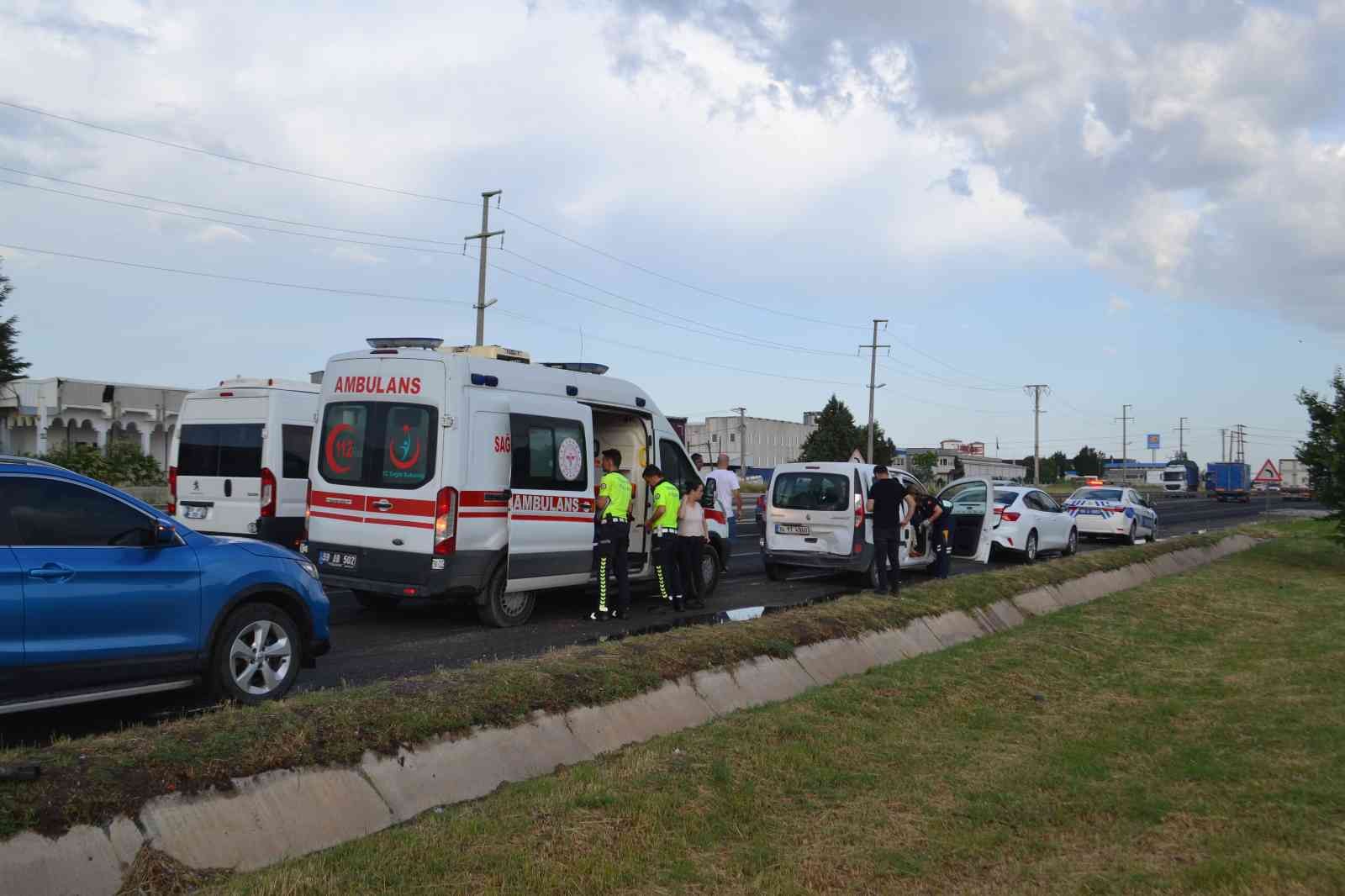 Tekirdağ’ın Ergene ilçesinde trafiğin yavaşladığı noktada, 4 aracın karıştığı zincirleme trafik kazasında 2 kişi yaralandı. Kaza, Edirne ...