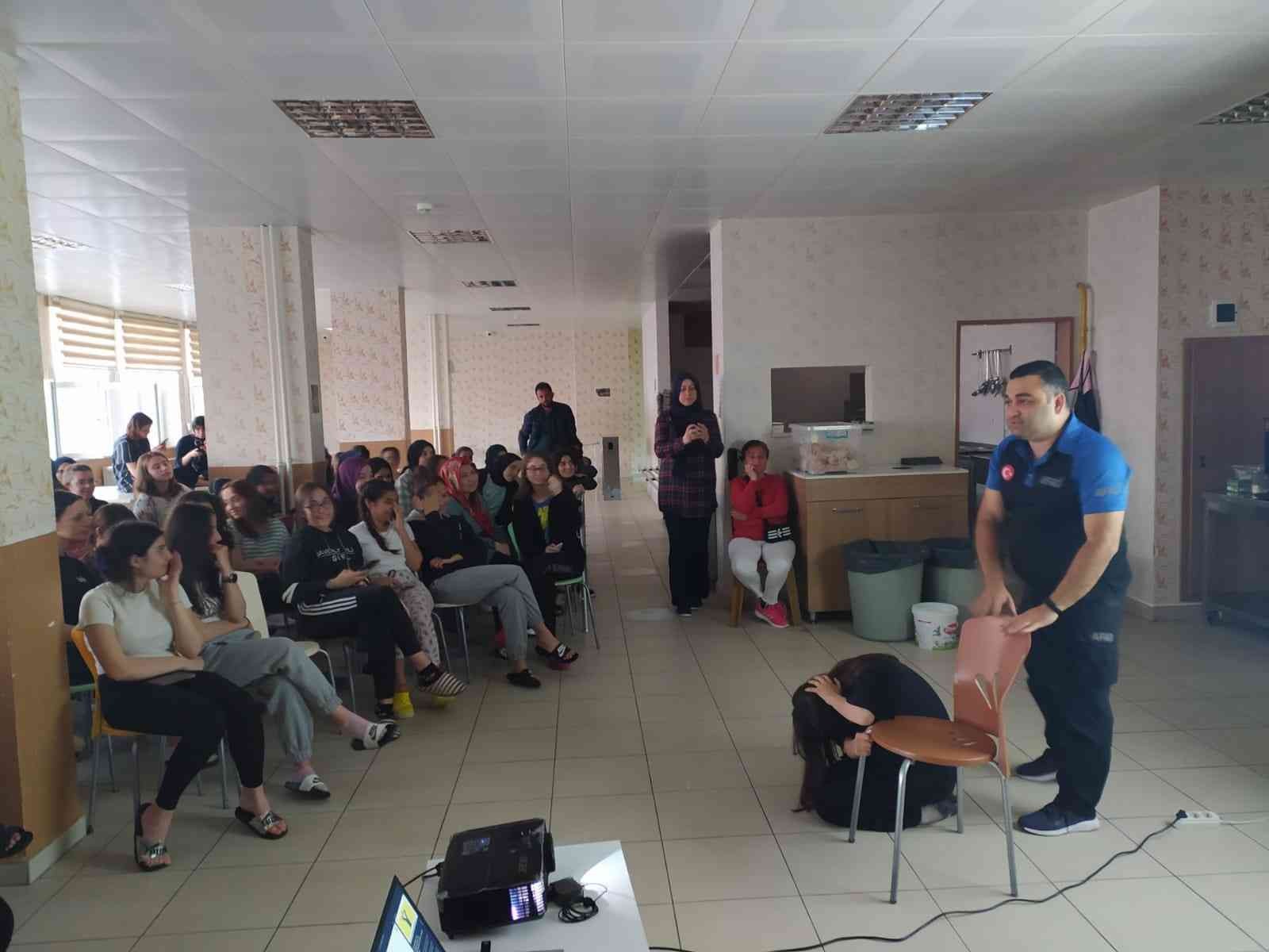 Tekirdağ Afet ve Acil Durum Müdürlüğü (AFAD), öğrencilere yönelik düzenlediği afet eğitimlerine devam ediyor. AFAD Tekirdağ İl Müdürlüğü, 2022 ...