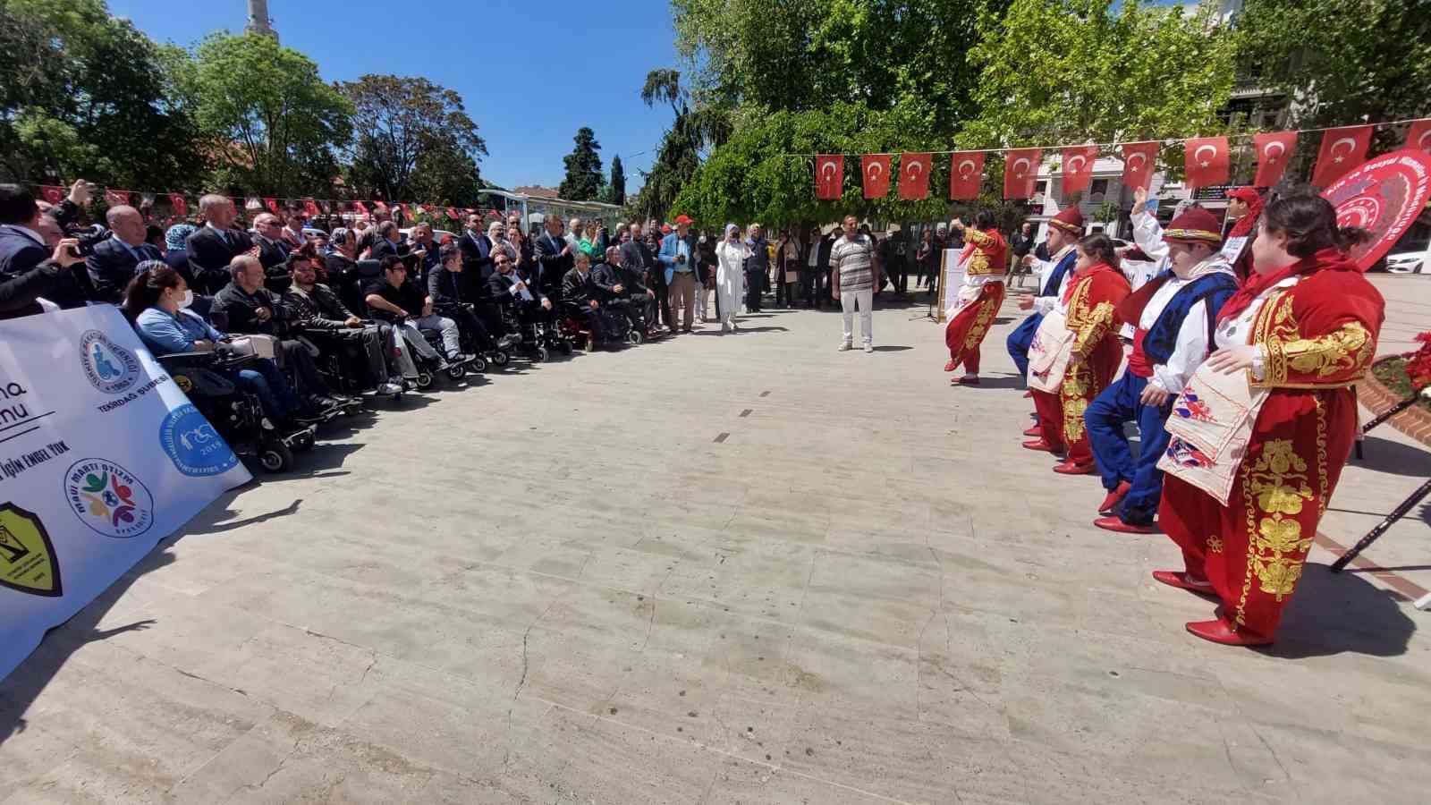 Tekirdağ’da Engelliler Haftası renkli başladı Engelliler Haftası Tekirdağ’da renkli başladı. Çelenk sunma töreninde engelliler gönüllerince eğlendi. Tekirdağ’ın Süleymanpaşa ilçesinde ...