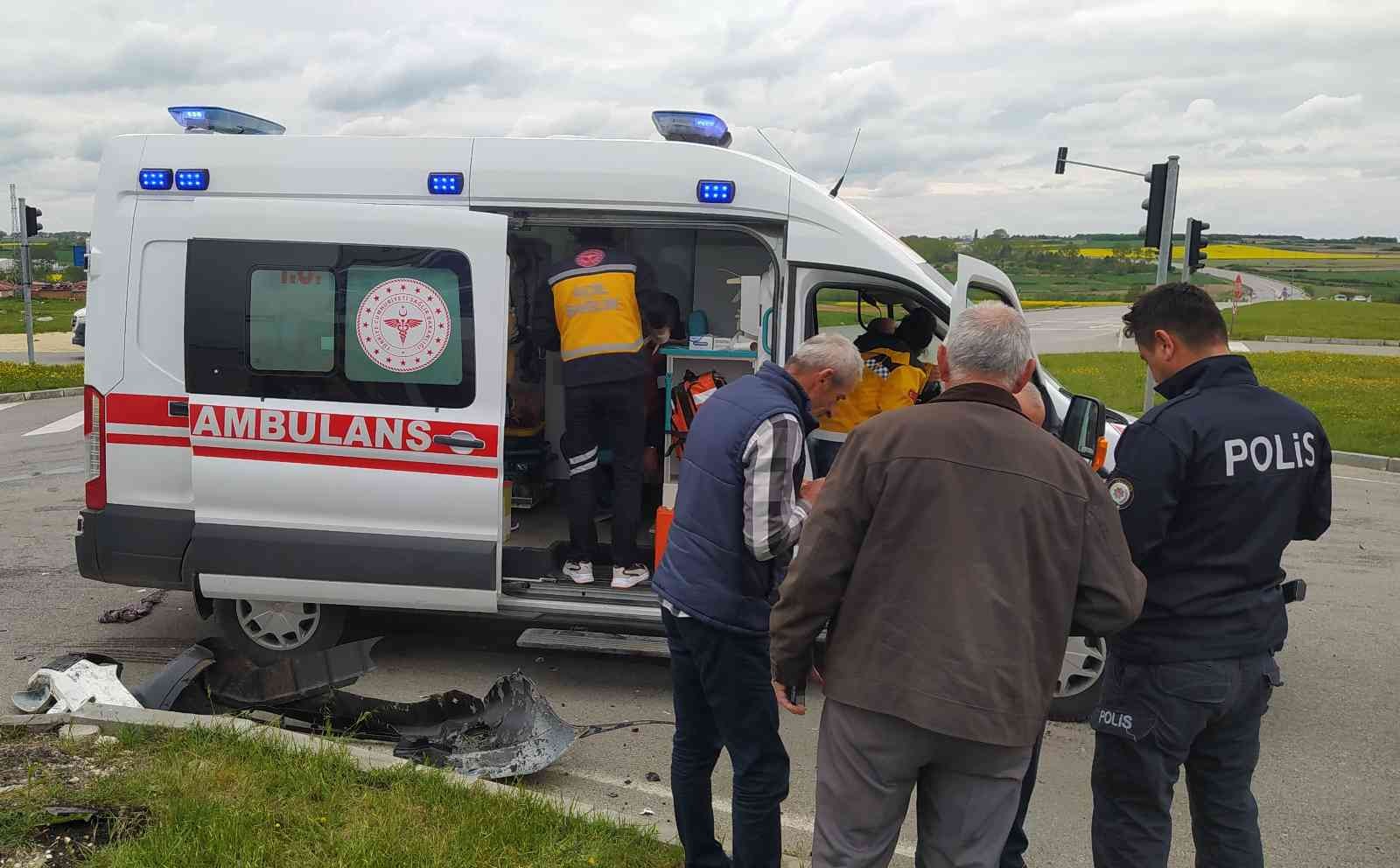 Tekirdağ’da feci kaza: 4 yaralı Tekirdağ’da iki otomobilin kırmızı ışık ihlali sonucu çarpıştığı kazada 4 kişi ağır yaralandı. Kaza, Saray İlçesi çevreyolu üzerinde meydana ...
