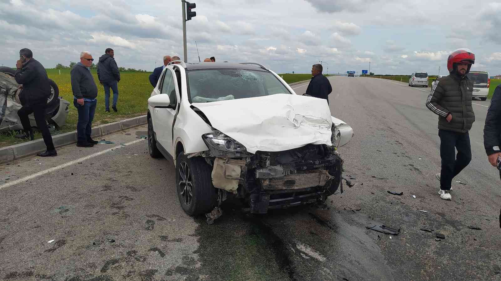 Tekirdağ’da feci kaza: 4 yaralı Tekirdağ’da iki otomobilin kırmızı ışık ihlali sonucu çarpıştığı kazada 4 kişi ağır yaralandı. Kaza, Saray İlçesi çevreyolu üzerinde meydana ...
