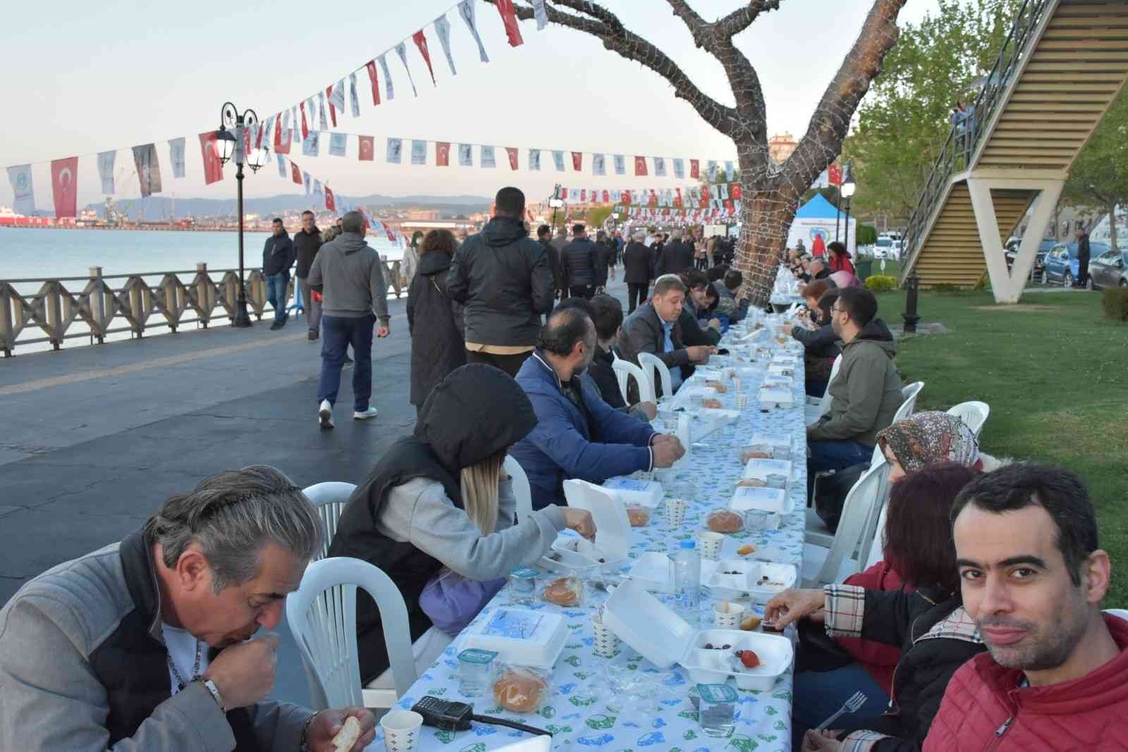 Tekirdağ’da Hıdırellez kahvaltısı Tekirdağ’ın Süleymanpaşa ilçesinde düzenlenen Hıdırellez kahvaltısında vatandaşlar dileklerini denize bıraktı. 5 Mayıs’ı 6 Mayıs’a bağlayan gece ...