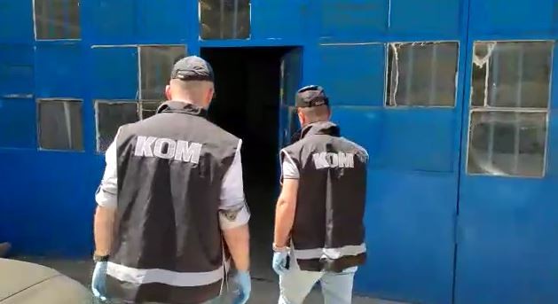 Tekirdağ’da kaçakçılık operasyonu: Sahte alkol ve binlerce malzeme ele geçirildi Tekirdağ’da kaçakçılık operasyonunda binlerce makaron, sahte alkol ve tütün ele geçirildi. Tekirdağ Cumhuriyet Başsavcılığı koordinesinde İl ...