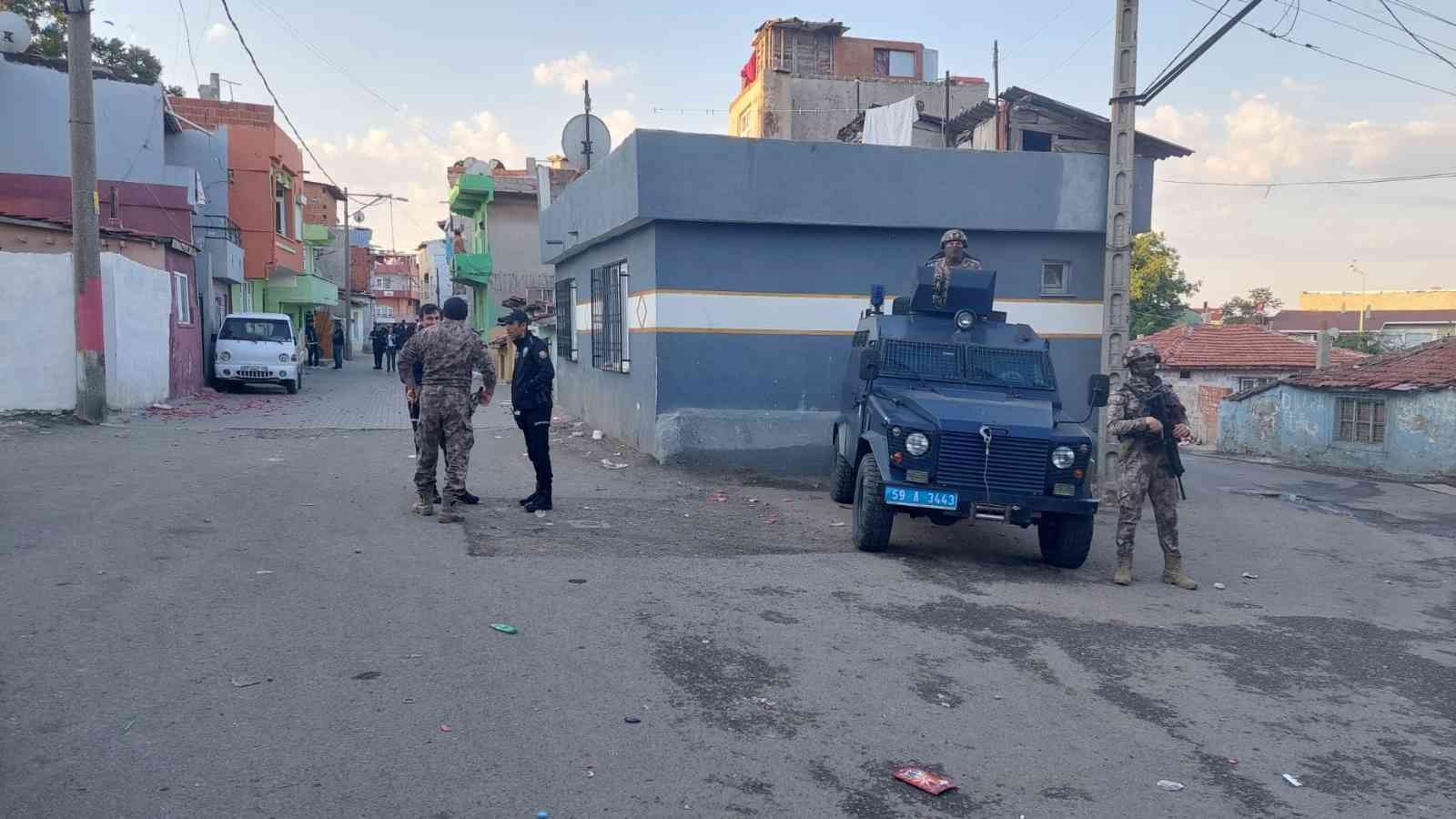 Tekirdağ’ın üç ilçesinde eş zamanlı düzenlenen ruhsatsız silah operasyonunda 12 kişi gözaltına alındı. Tekirdağ İl Emniyet Müdürlüğü ekipleri ...