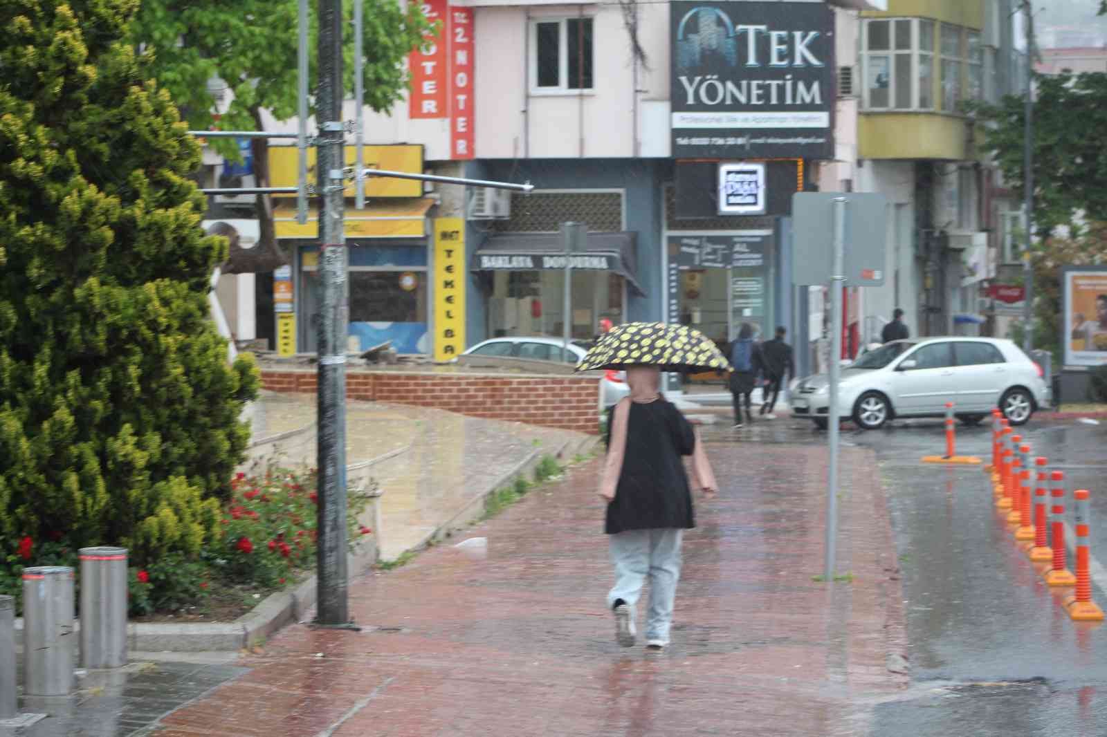 Tekirdağ’da sağanak yağış hayatı felç etti, yollar dereye döndü Tekirdağ’da aniden bastıran sağanak yağmur hayatı olumsuz etkiledi. Meteoroloji Genel Müdürlüğünün yaptığı yağış uyarılarının ardından aniden ...