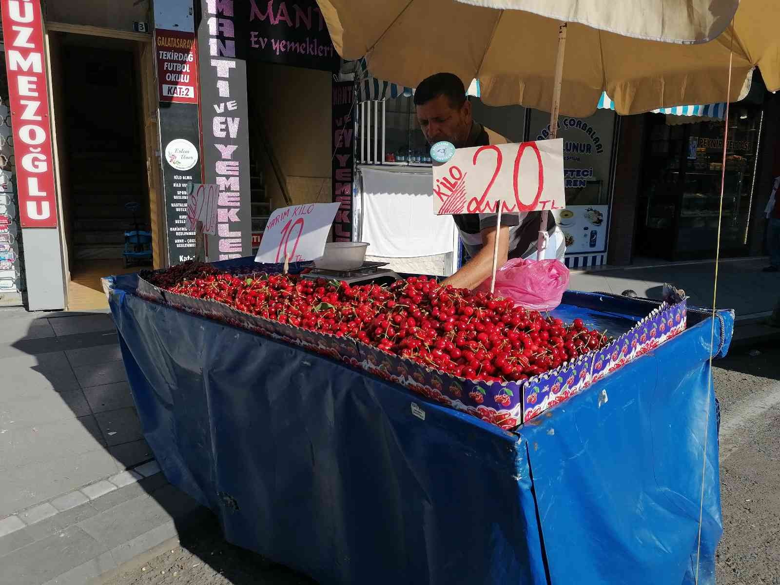 Tekirdağ’da yılın ilk kirazı 20 liradan tezgahtaki yerini aldı Tekirdağ’ın Süleymanpaşa ilçesinde yılın ilk hasadından elde edilen kirazın kilosu 20 liradan tezgahlarda yerini aldı. Tekirdağ’da yarım aşırı ...