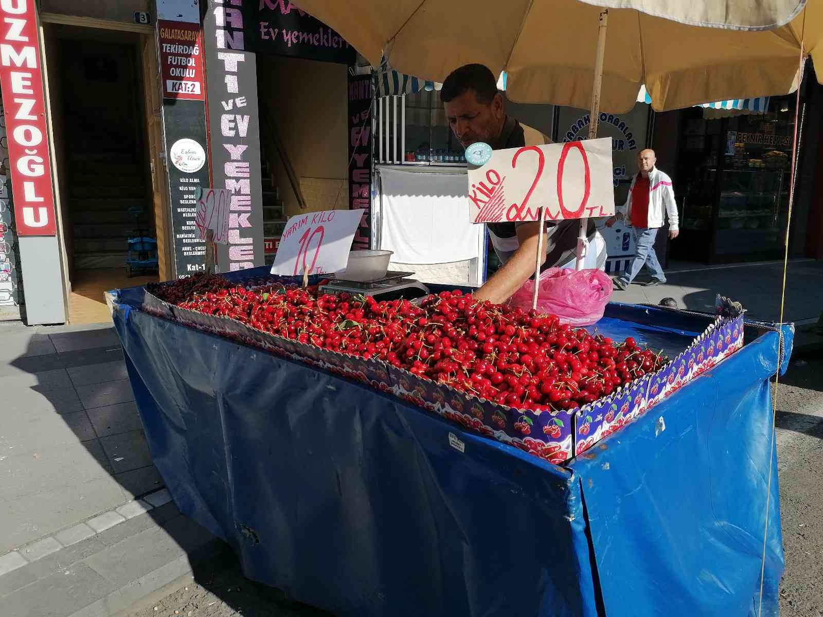 Tekirdağ’da yılın ilk kirazı 20 liradan tezgahtaki yerini aldı Tekirdağ’ın Süleymanpaşa ilçesinde yılın ilk hasadından elde edilen kirazın kilosu 20 liradan tezgahlarda yerini aldı. Tekirdağ’da yarım aşırı ...