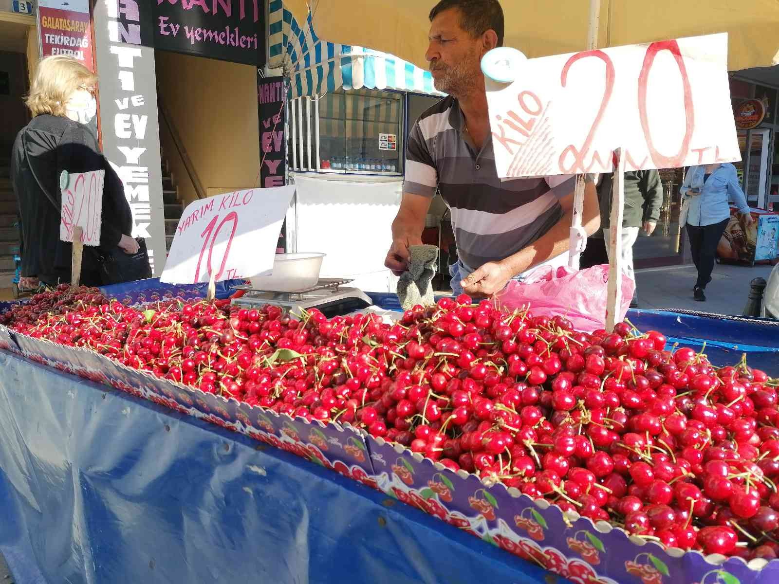 Tekirdağ’da yılın ilk kirazı 20 liradan tezgahtaki yerini aldı Tekirdağ’ın Süleymanpaşa ilçesinde yılın ilk hasadından elde edilen kirazın kilosu 20 liradan tezgahlarda yerini aldı. Tekirdağ’da yarım aşırı ...