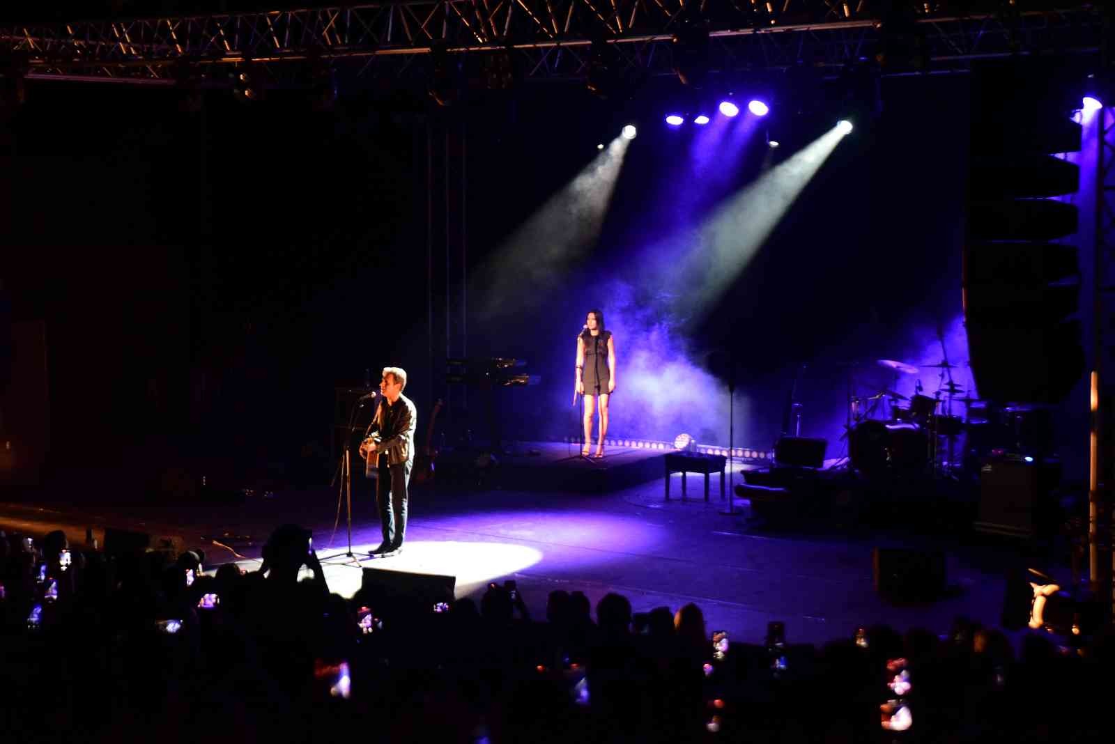 Rock müziğinin sevilen ismi Teoman, Bursa Açıkhava sahnesinde unutulmaz bir geceye imza attı. Sahnesinde ‘Gönülçelen’ şarkısına ilham kaynağı ...