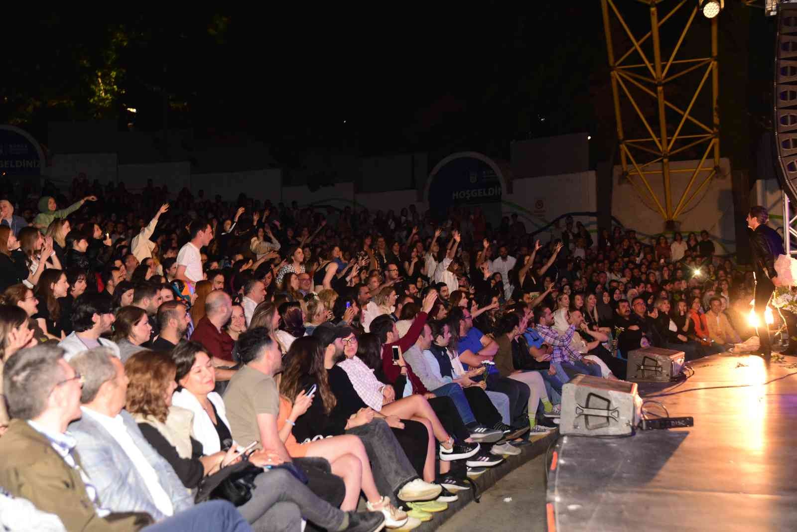 Rock müziğinin sevilen ismi Teoman, Bursa Açıkhava sahnesinde unutulmaz bir geceye imza attı. Sahnesinde ‘Gönülçelen’ şarkısına ilham kaynağı ...