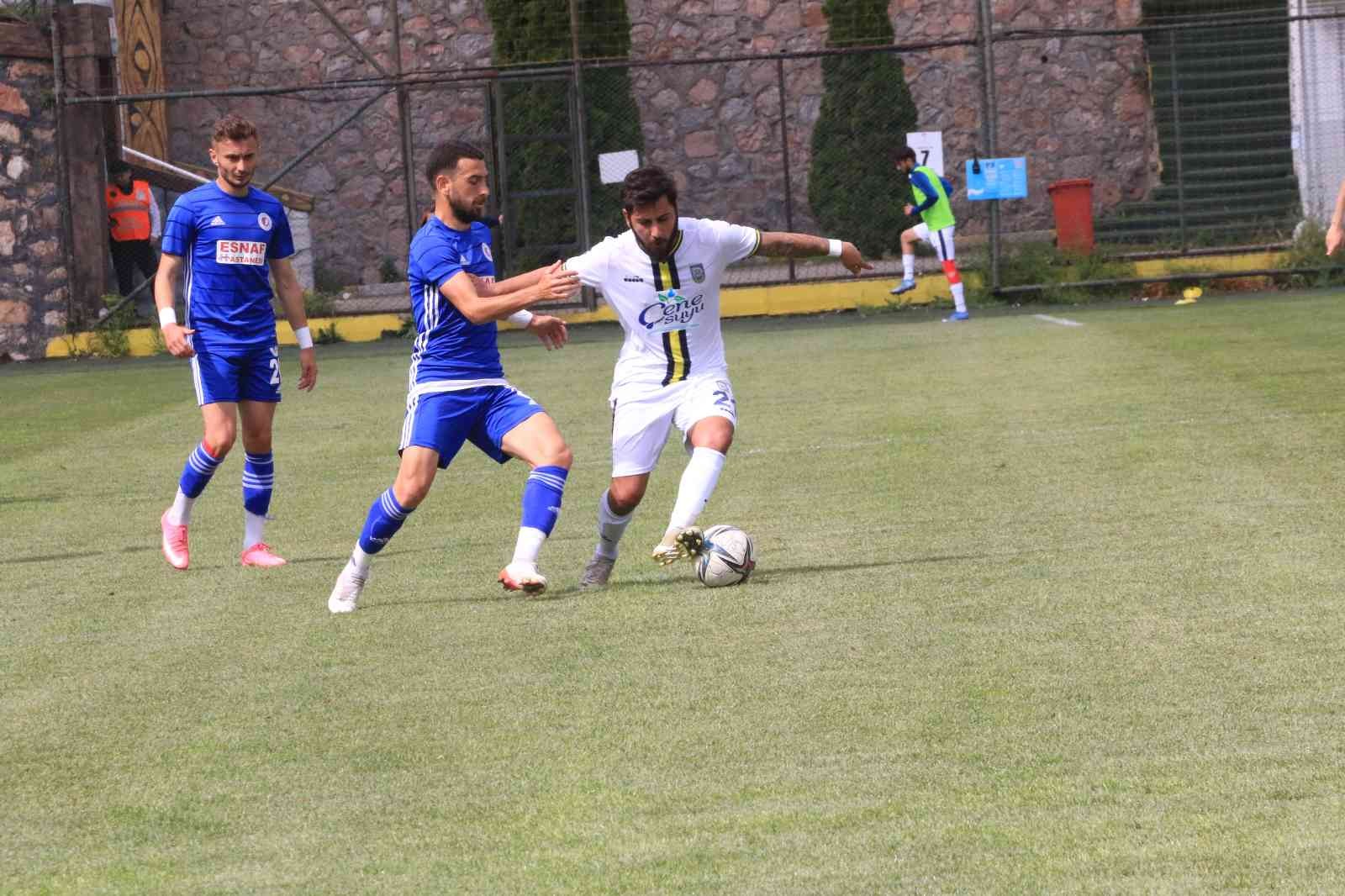 TFF 3. Lig: Belediye Derincespor: 1 - Fethiyespor: 1 TFF 3. Lig 3. Grup 34. hafta maçında play-off umuduyla çıkan Belediye Derincespor, Fethiyespor’u ağırladı. İlk yarısı golsüz geçen karşılaşma 1-1 ...