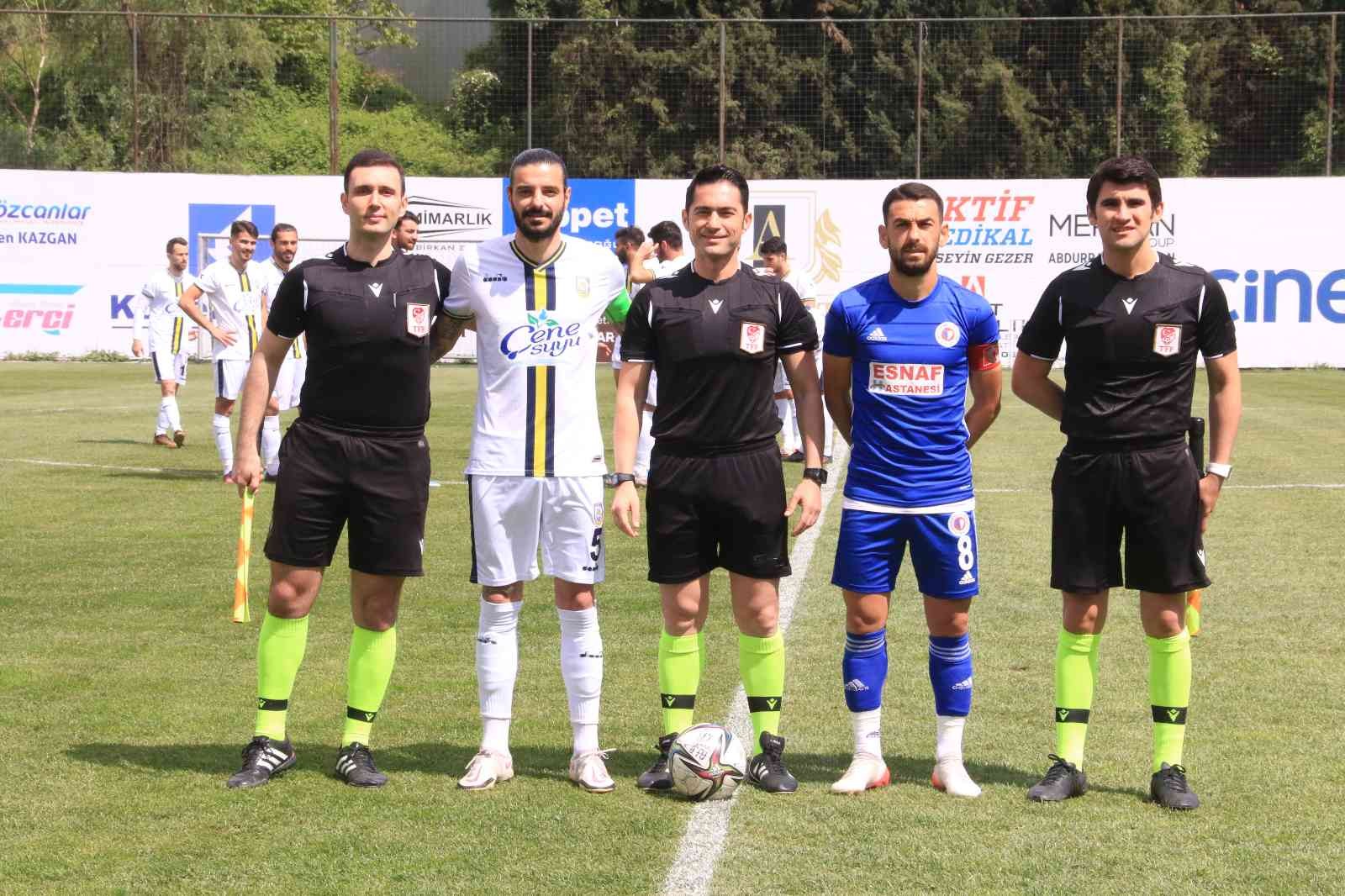 TFF 3. Lig: Belediye Derincespor: 1 - Fethiyespor: 1 TFF 3. Lig 3. Grup 34. hafta maçında play-off umuduyla çıkan Belediye Derincespor, Fethiyespor’u ağırladı. İlk yarısı golsüz geçen karşılaşma 1-1 ...