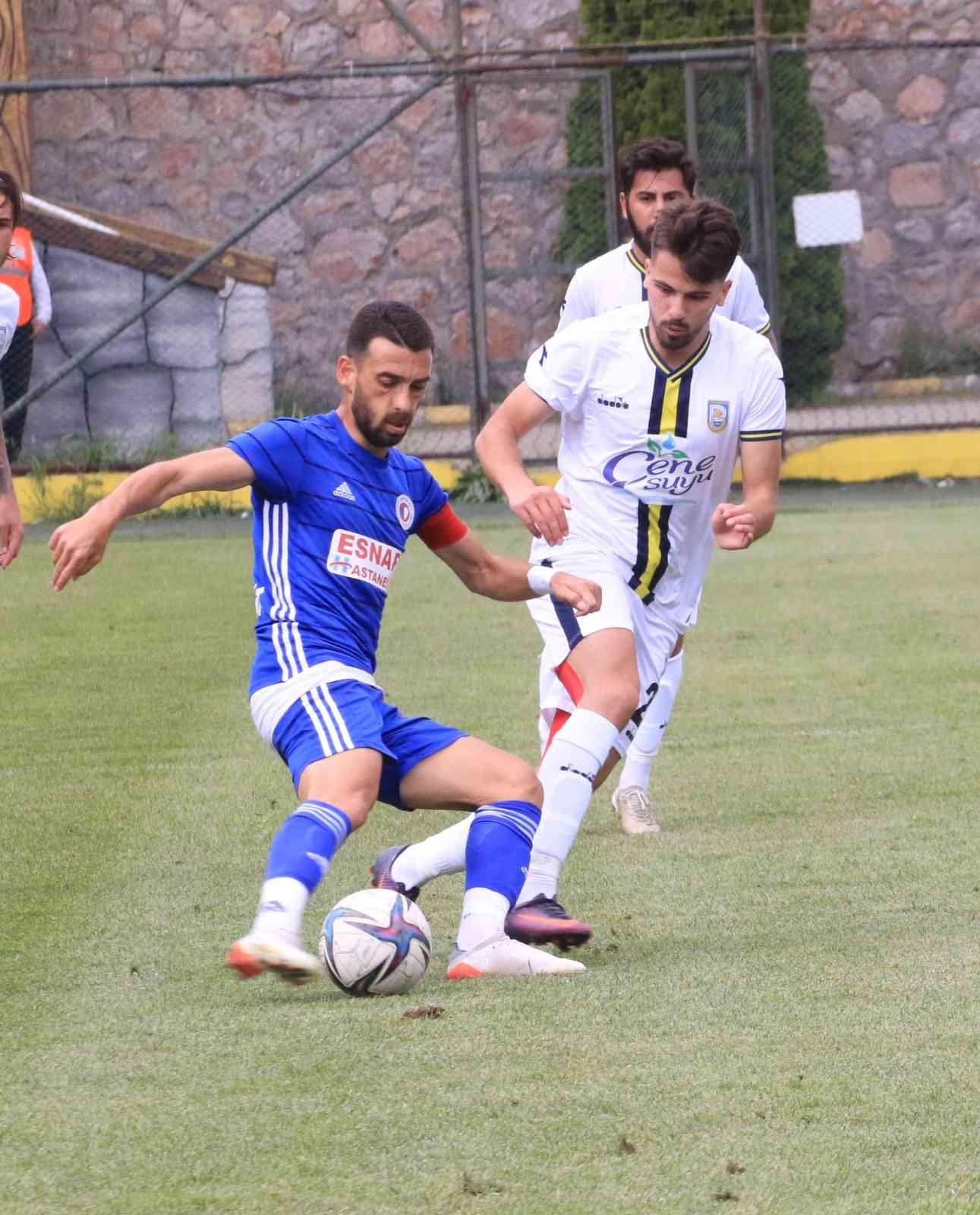 TFF 3. Lig: Belediye Derincespor: 1 - Fethiyespor: 1 TFF 3. Lig 3. Grup 34. hafta maçında play-off umuduyla çıkan Belediye Derincespor, Fethiyespor’u ağırladı. İlk yarısı golsüz geçen karşılaşma 1-1 ...